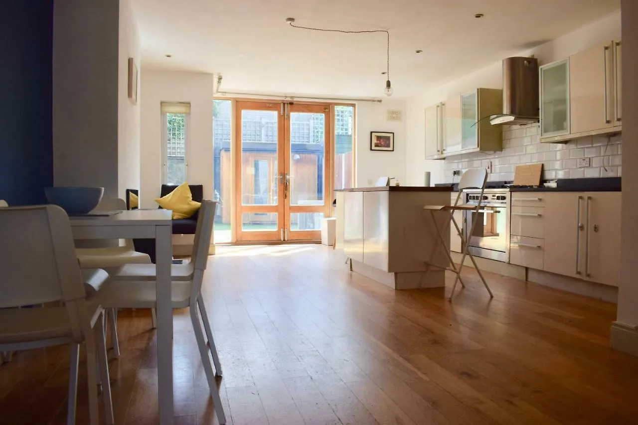 Spacious, Bright & Modern 3 Bedroom Family Home Dublin 0*,