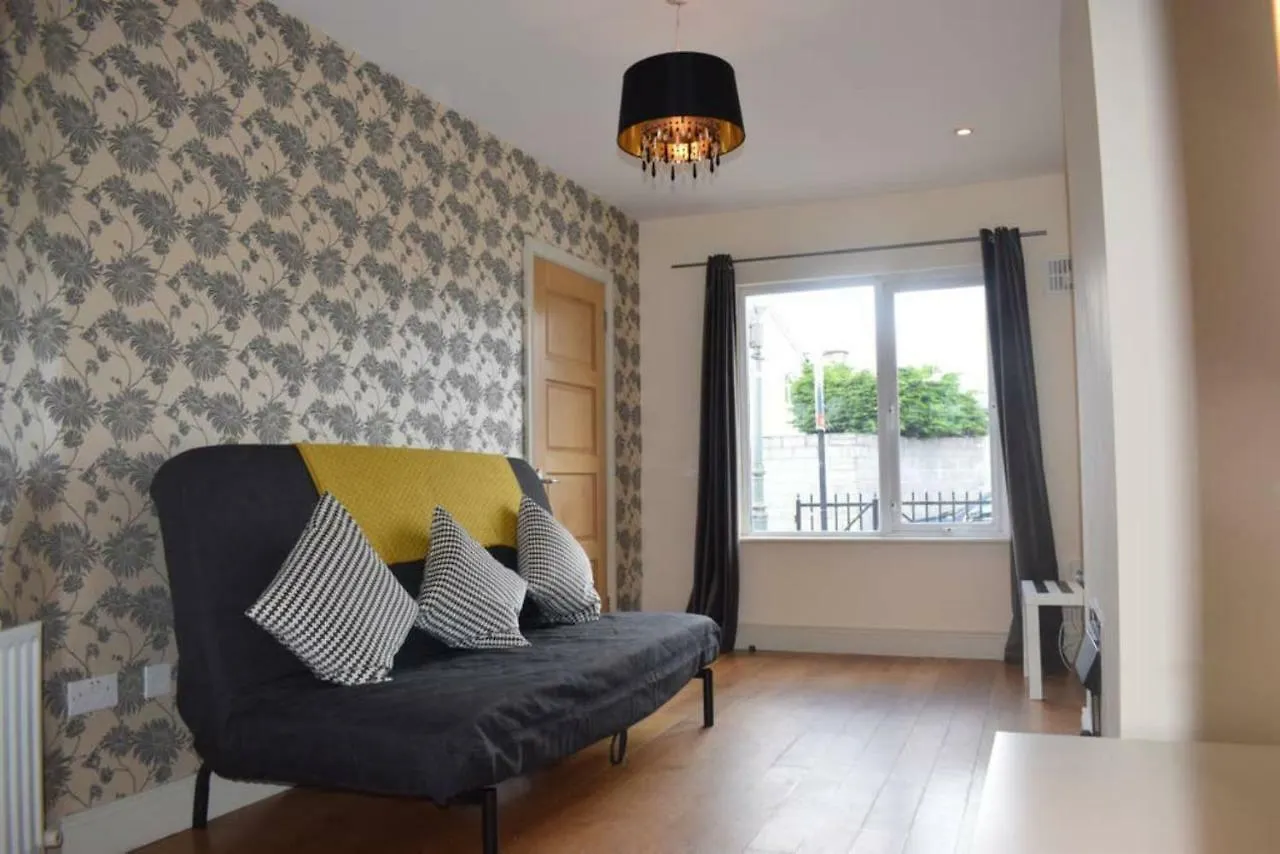 Spacious, Bright & Modern 3 Bedroom Family Home contacts